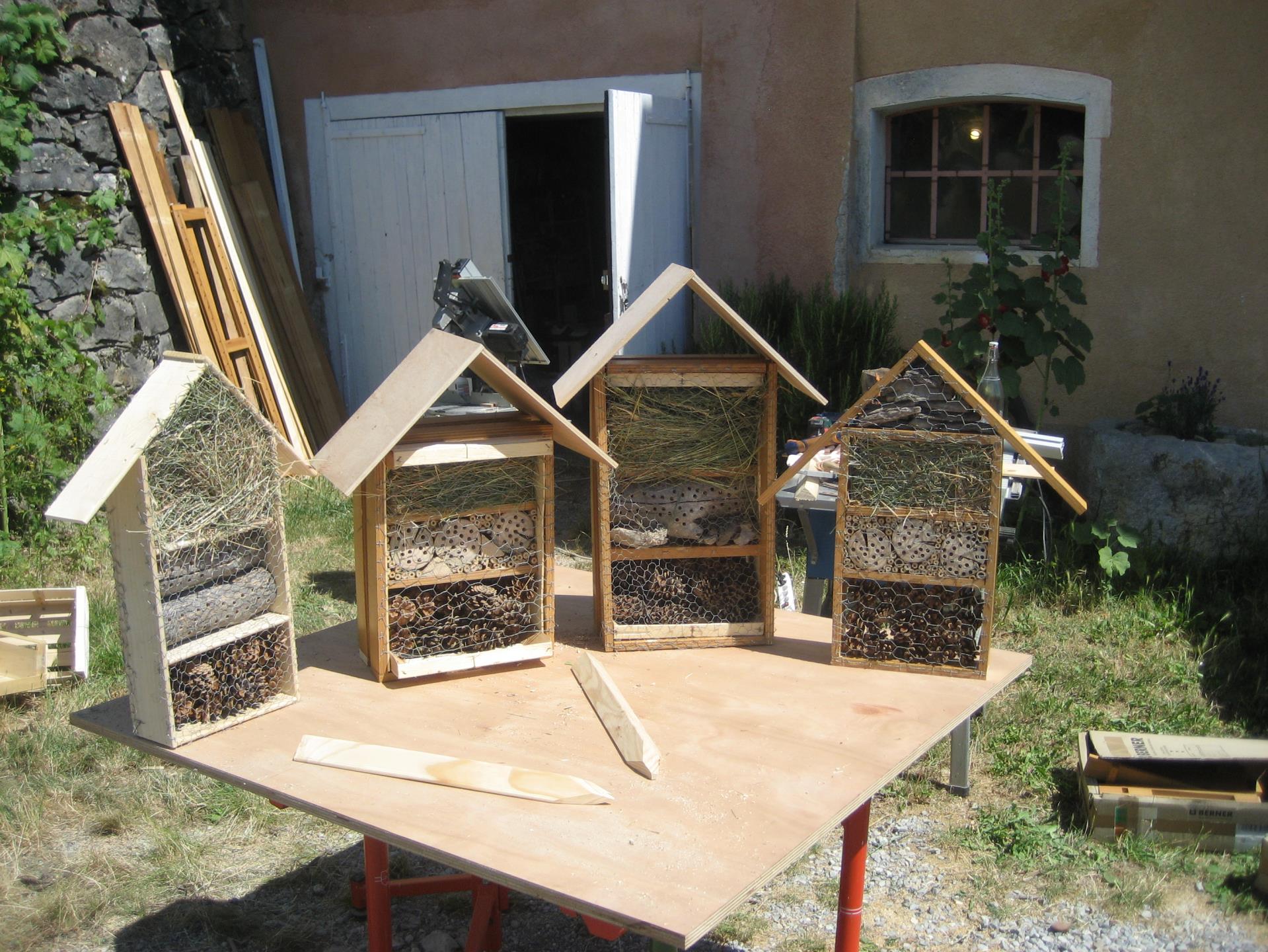 atelier jardiner au naturel - construction d'un hotel à insecte